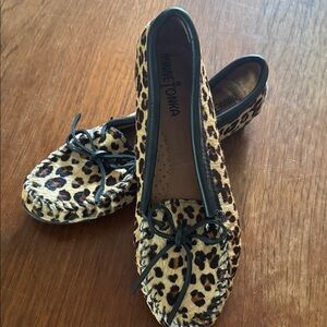Minnetonka Women's calf hair Leopard Moccasins